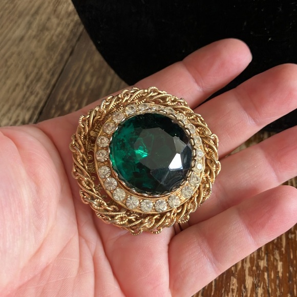 VINTAGE Emerald Green Brooch gold tone glass stones Rhinestones open metal work - Picture 5 of 8
